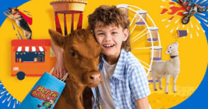 Một cậu bé quàng tay qua bắp chân, tay cầm một chiếc túi đựng đồ biểu diễn.